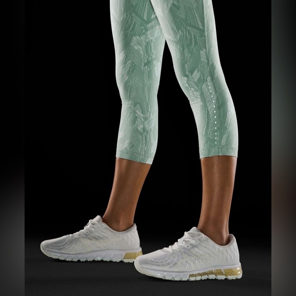 lululemon athletica Pants - Lululemon✨Swift Speed HR Crop 21"✨Reverberate Chevron Jacquard Silver Blue✨8